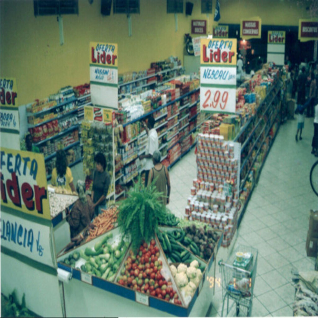 Prateleiras bem abastecidas com carnes e produtos frescos